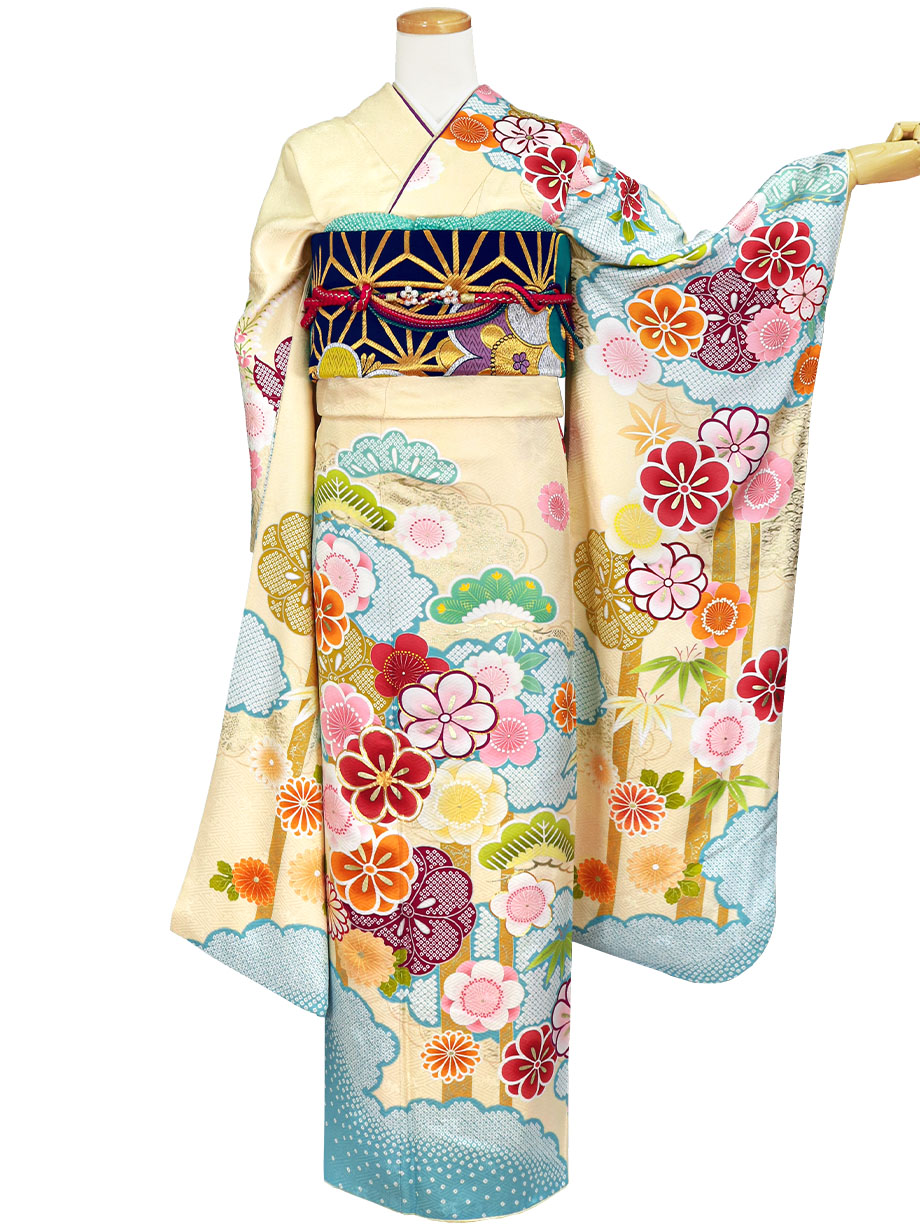 クリームに水色の雲取りの地、花文様の振袖／標準サイズ