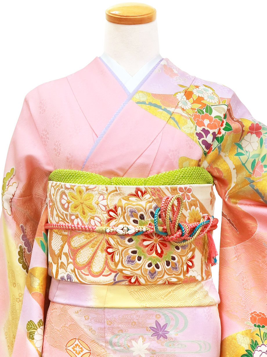 ピンク地に百花、貝桶と吉祥文様の振袖／標準サイズ