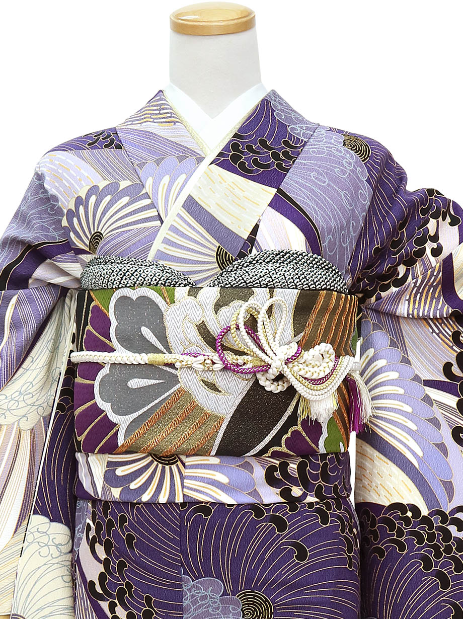 白と紫の菊模様の振袖（ポリエステル）／標準サイズ