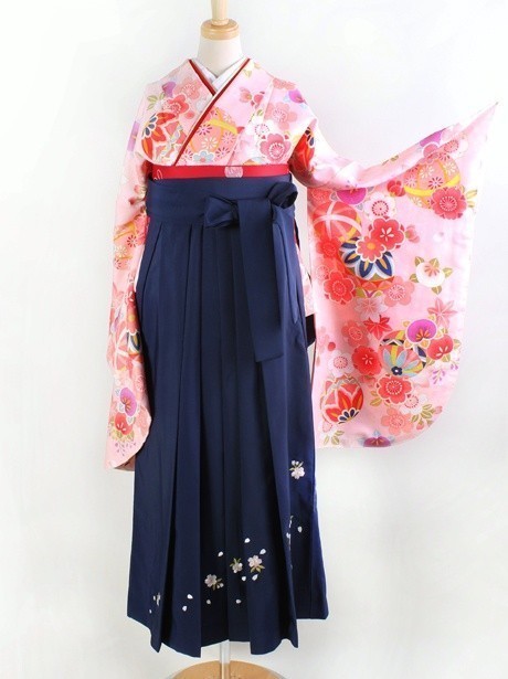ピンク地に鞠と桜・紺袴（二尺袖）
