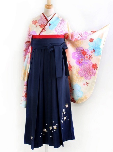 クリーム地に桜尽くし・紺袴（二尺袖）／卒業式