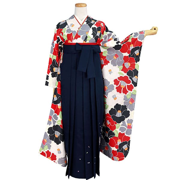 白地に紅白、灰色の椿づくしの振袖・紺袴（刺繍） （振袖）／卒業式