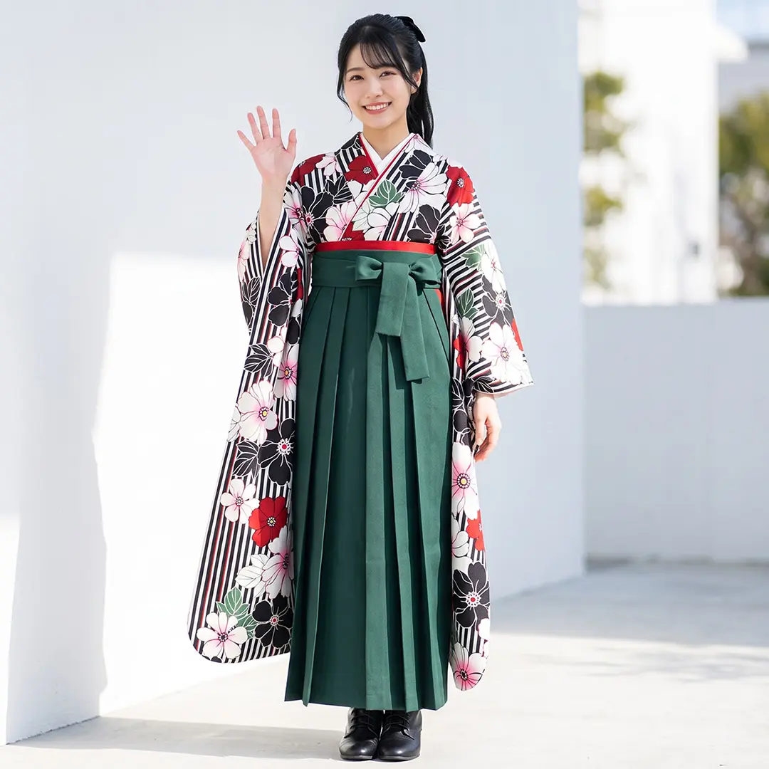 黒と白の縞に洋花の振袖・深緑袴（無地） （振袖）／卒業式