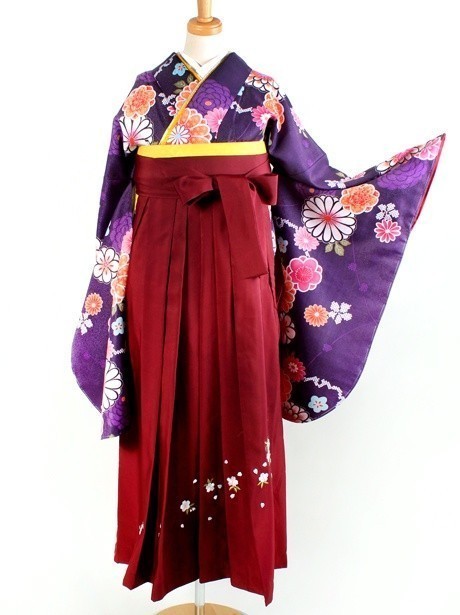 紫色地に菊と桜・臙脂袴（二尺袖）／卒業式