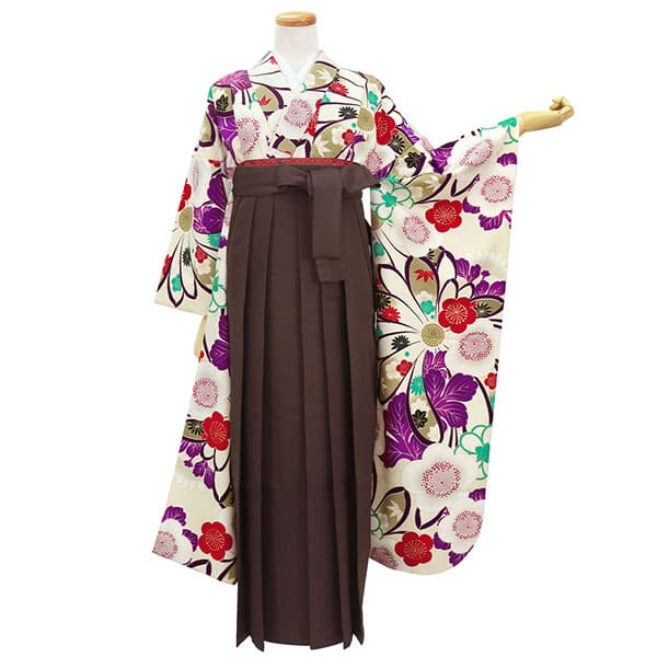 白地に菊と梅、梶の葉・茶色袴（無地） （振袖）／卒業式