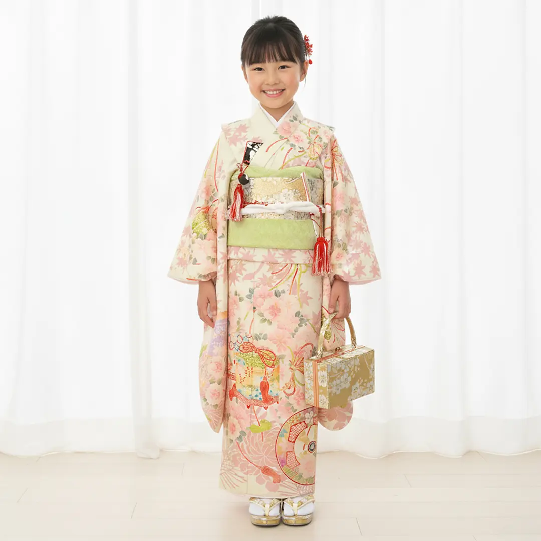 《華徒然》クリーム地に桜楓文（おうふうもん）と貝桶の着物／七五三・七歳女の子