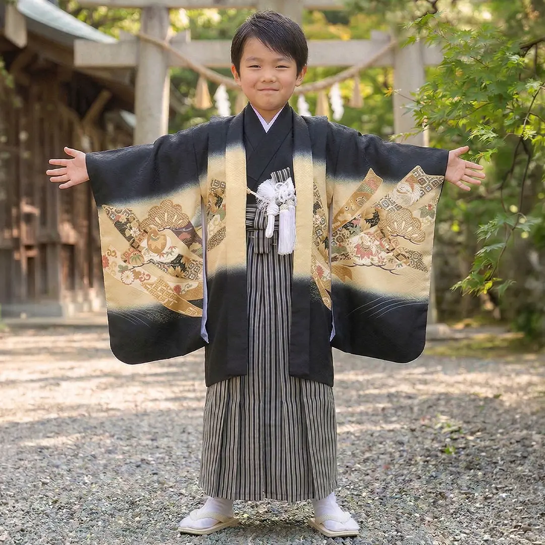 黒地に兜と金の束ね熨斗、黒縞の袴／七五三・五歳男の子・袴