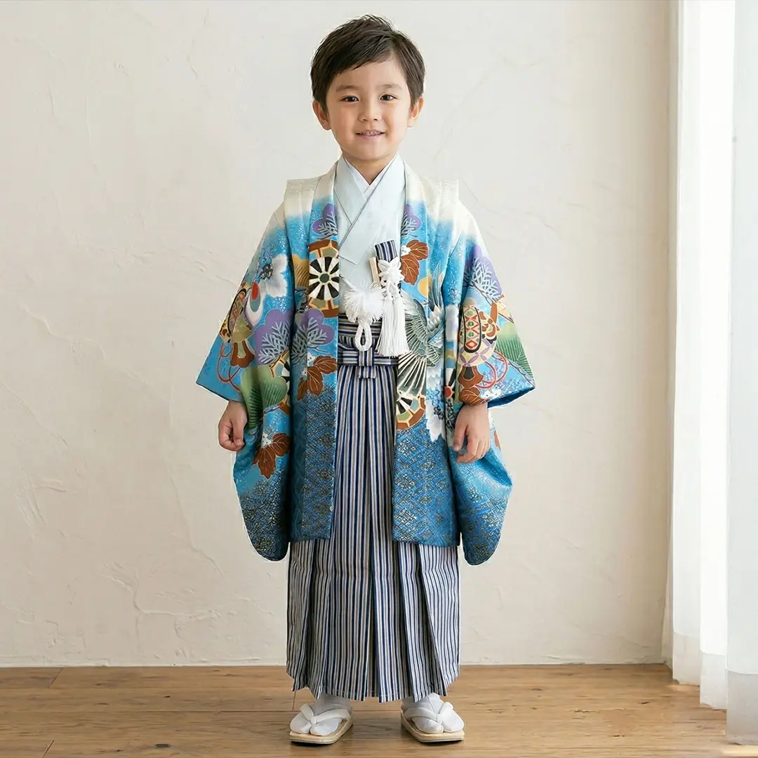 金箔の白と水色に鷹と松、紺縞の袴／七五三・五歳男の子・袴