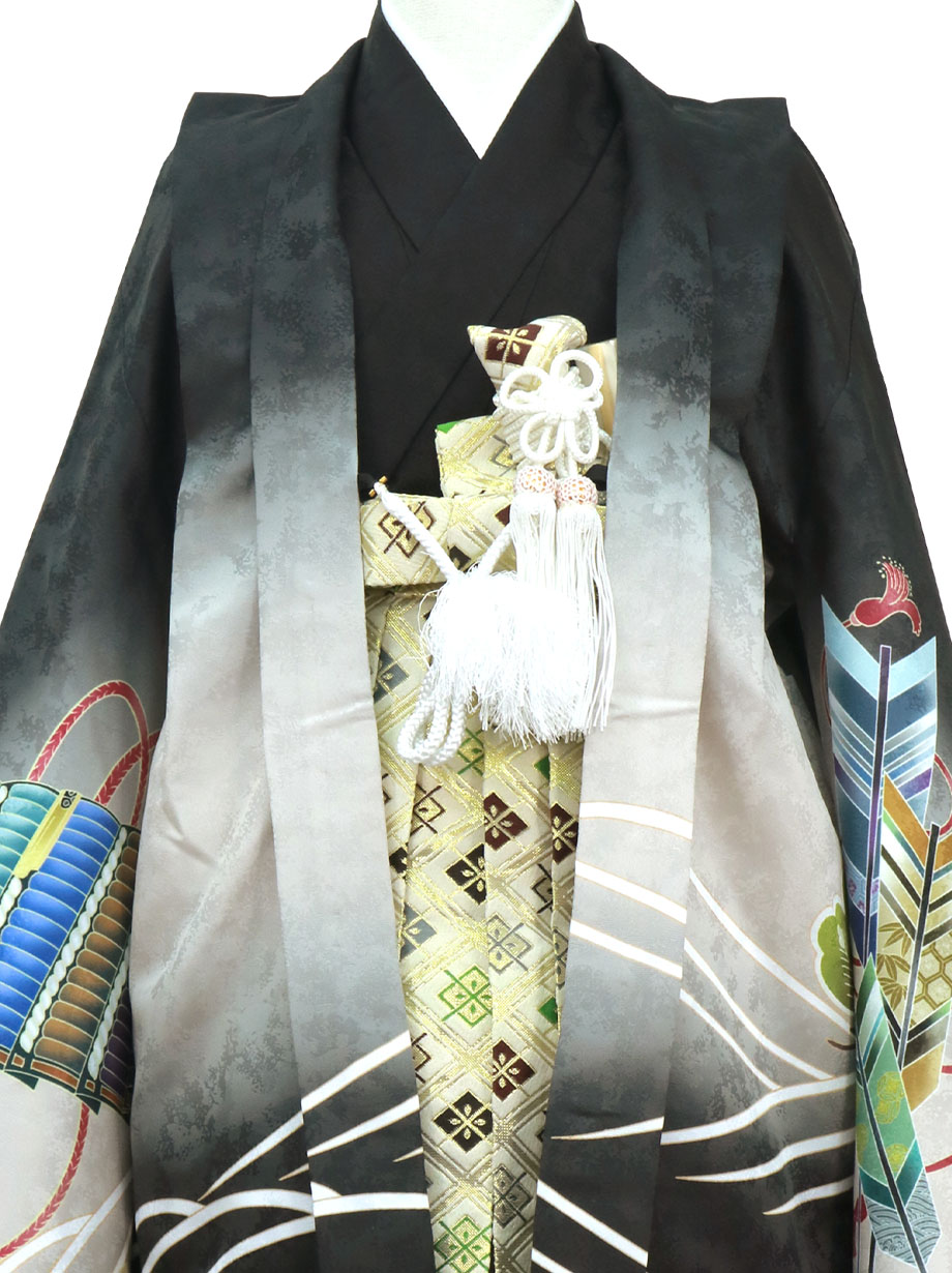黒地に兜と片輪車文、菱の袴／七五三・五歳男の子・袴