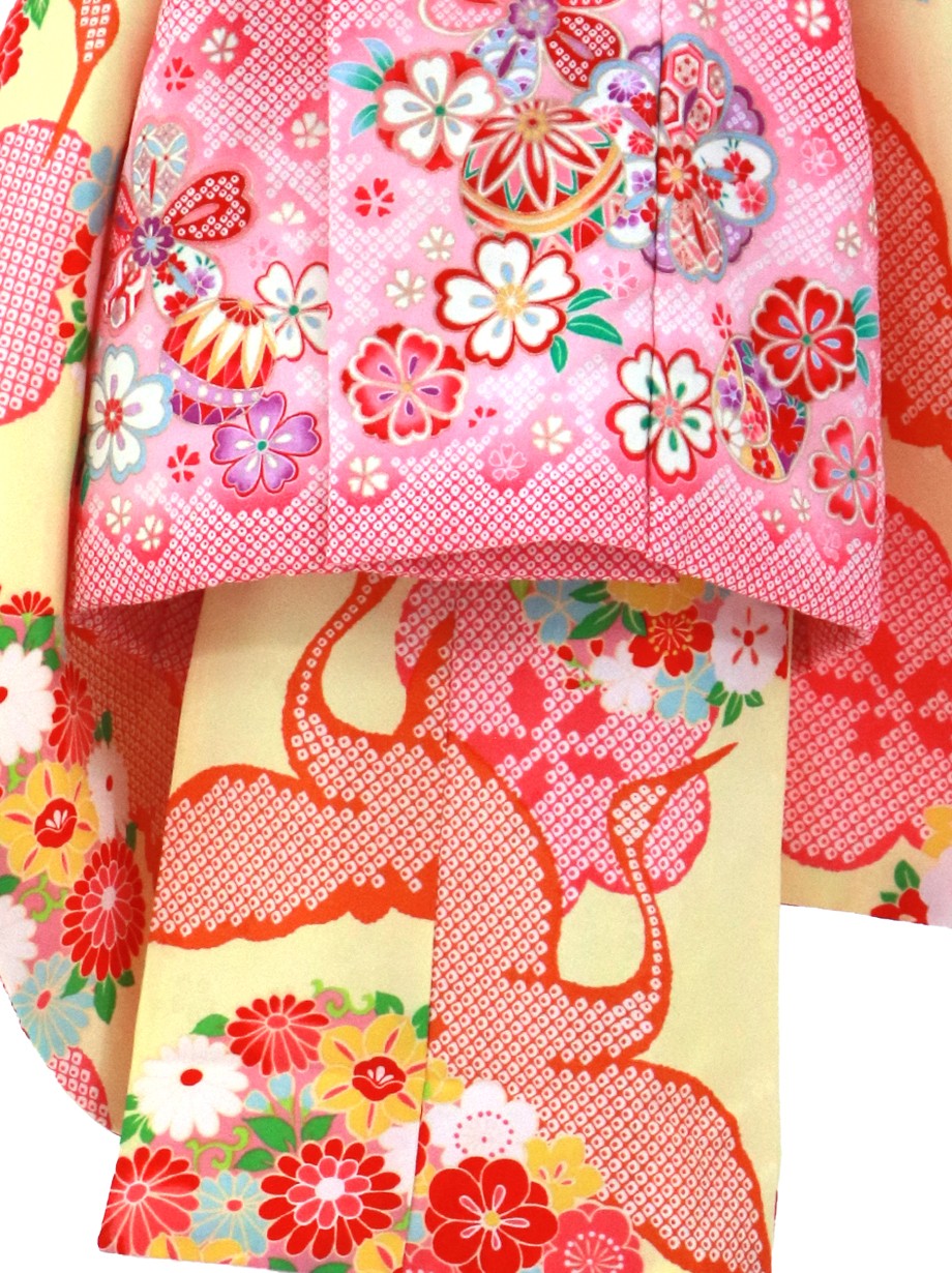 黄色地に疋田（ひった）の鶴と花丸文の着物、ピンクの被布コートセット／七五三・三歳女の子