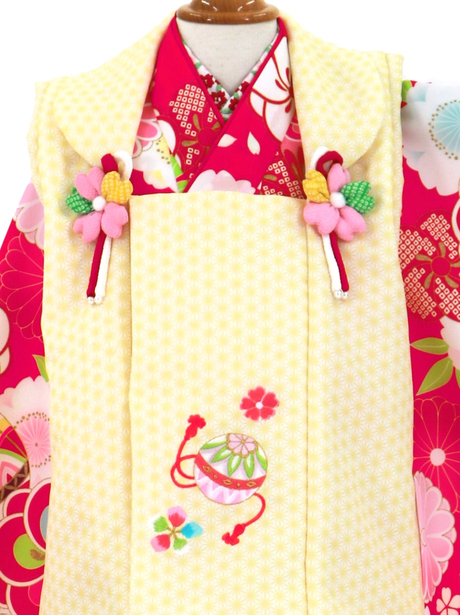濃いピンク地にねじ梅と桜、鞠の着物、黄色の麻の葉模様の被布コートセット／七五三・三歳女の子
