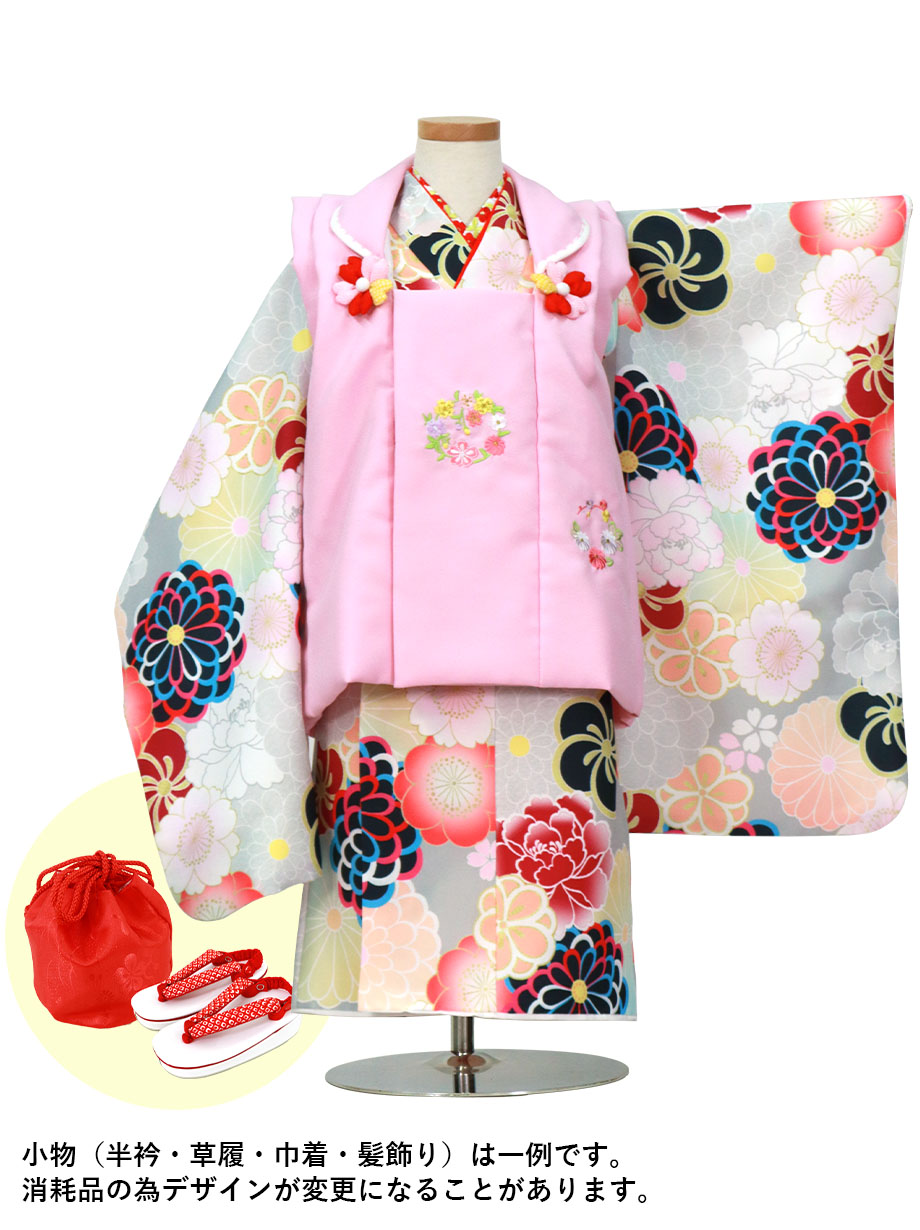 【2022新作】グレー地に菊・牡丹ねじ梅の着物、ピンクの被布コートセット／七五三・三歳女の子