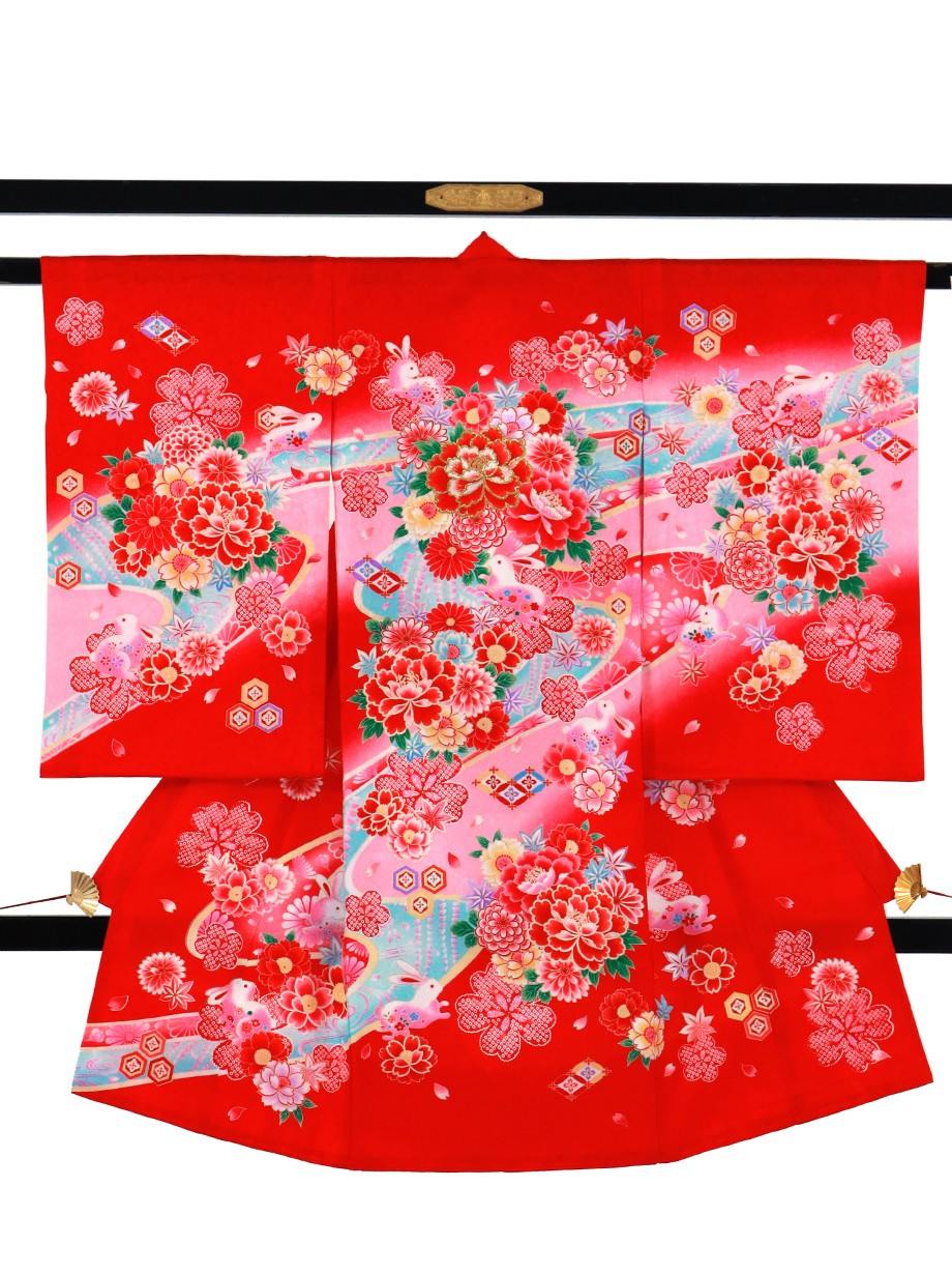 お宮参りで女の子に人気の祝着は、赤色の記事に桜なふぉ四季の花々を描いた祝着