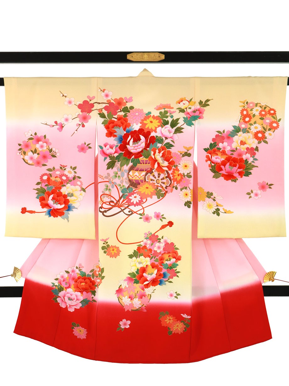 クリームとピンクの地に花車の祝い着（産着）／女児