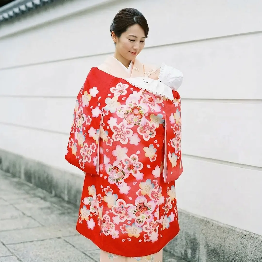 お宮参り産着／赤地に桜と鼓の祝い着／女児