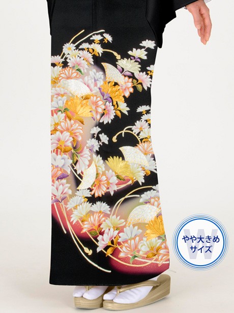 菊と房紐の黒留袖／ワイドサイズ