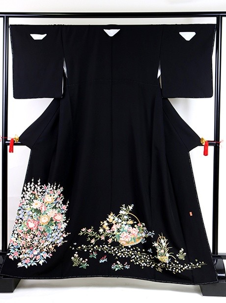 花篭の黒留袖（花尽くし）