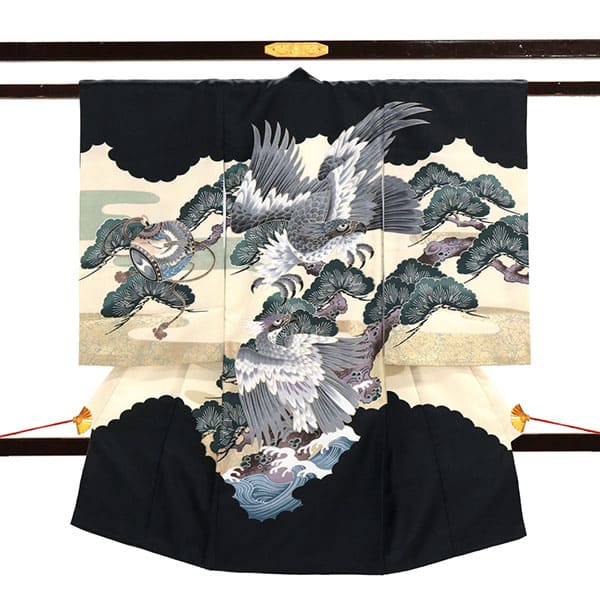 <粋>黒地に二羽の鷹、松の祝い着／男児（ポリエステル）