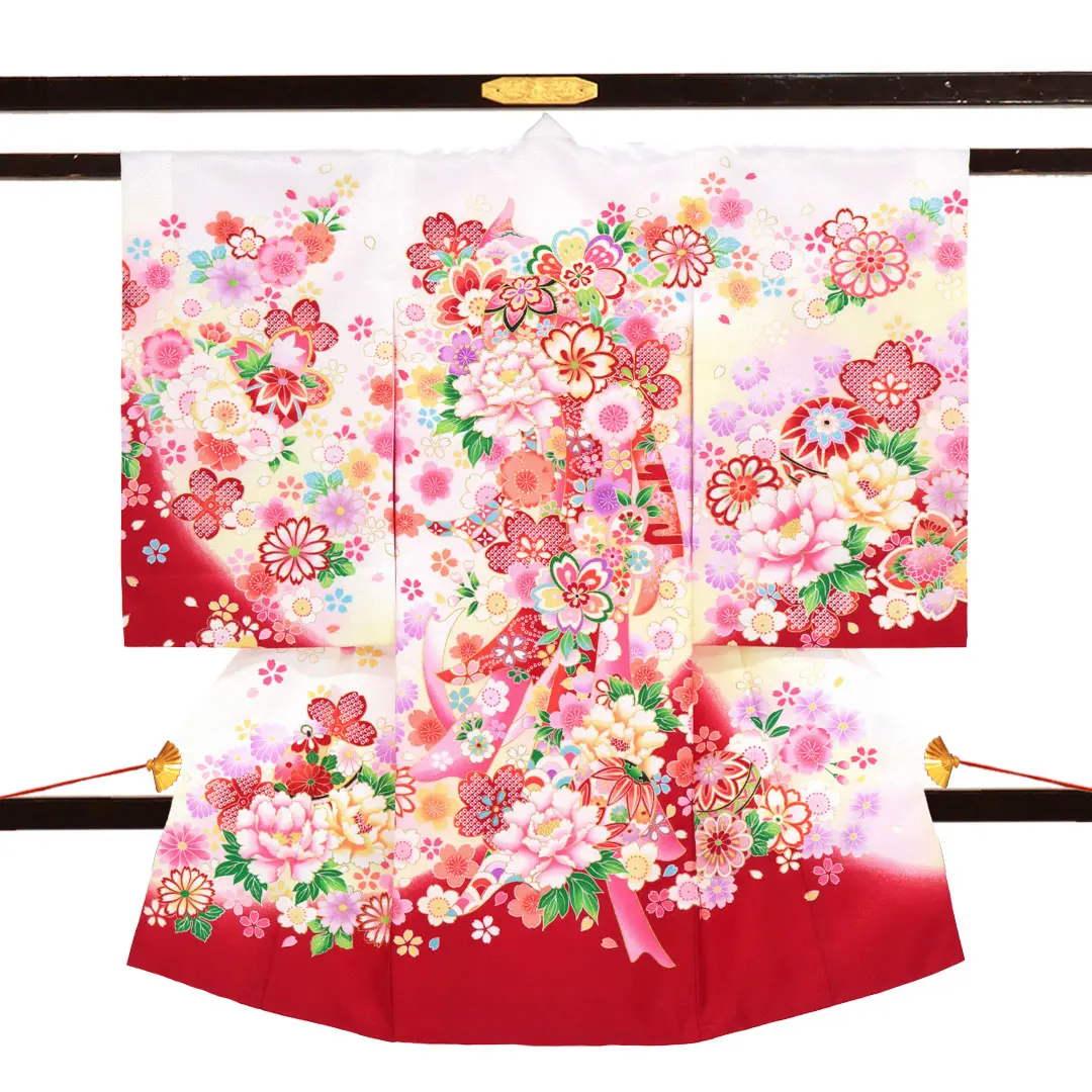 お宮参り産着／<翔月> 白地に鞠と四季花、熨斗の祝い着／女児（ポリエステル）