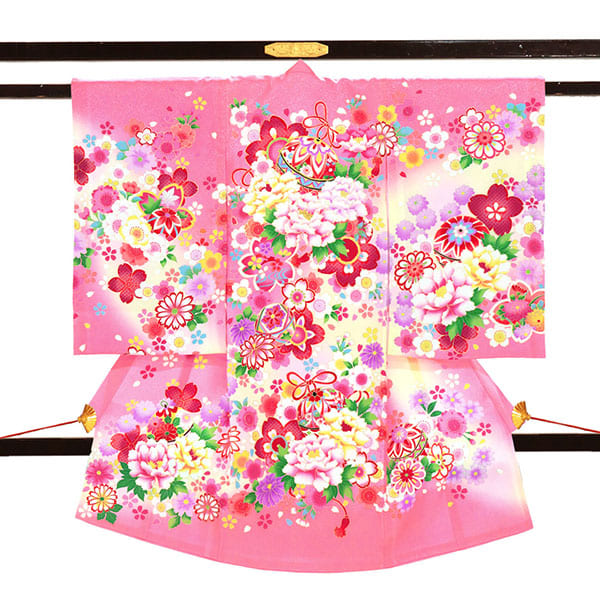 <翔月> ピンク地に四季花と鈴の祝い着／女児